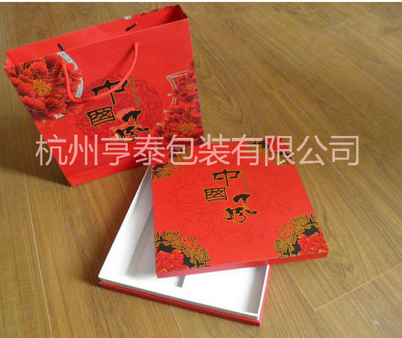 【絲巾盒容納女人的千嬌百媚：送禮倍有面子！】